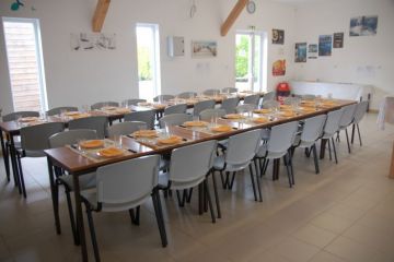 Préparation des tables dans la salle 