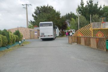 Arrivée d'un car au camping